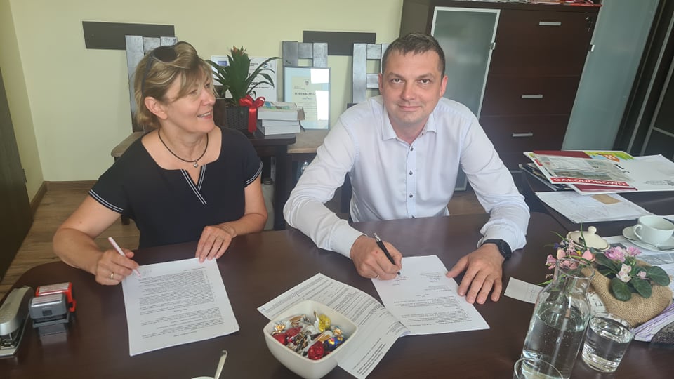 Podpisanie umowy  / Na zdjęciu wiceburmistrz Dobrej Przemysław Tomczak oraz Marzena Gruberska