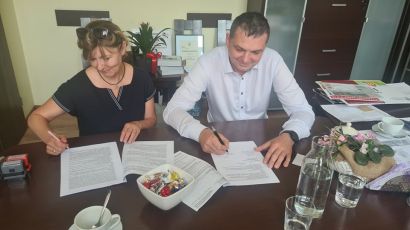 Podpisanie umowy zdjęcie nr 2  / Na zdjęciu wiceburmistrz Dobrej Przemysław Tomczak oraz Marzena Gruberska - zdjęcie nr 2